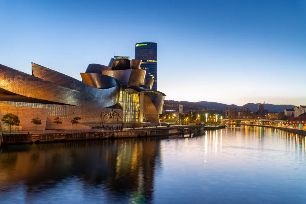 Музей Гуггенхайма (Guggenheim Museum Bilbao) на берегу Нервьона в Бильбао.